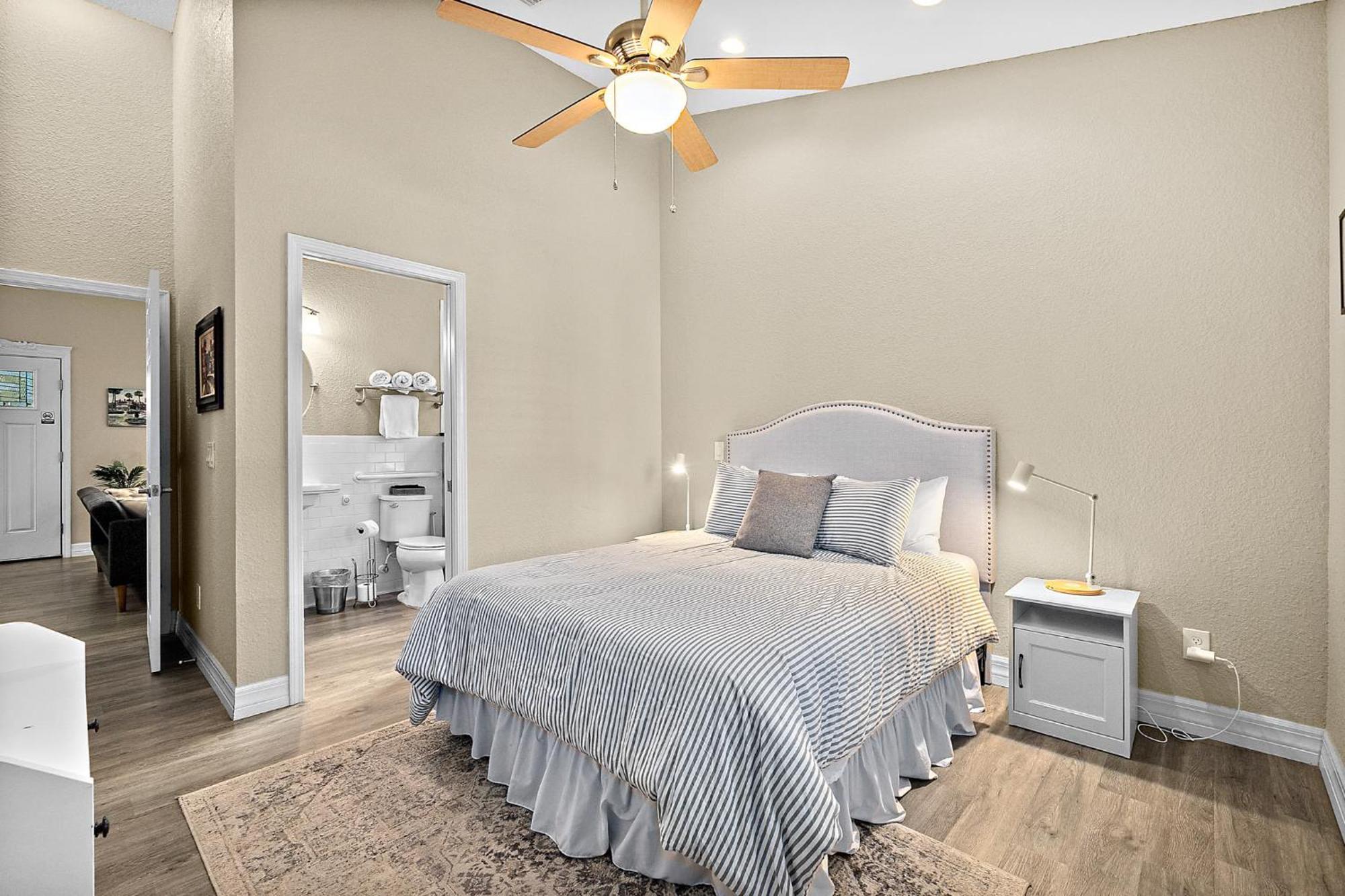 Citrus Hideaway - Steps To Center Holiday home