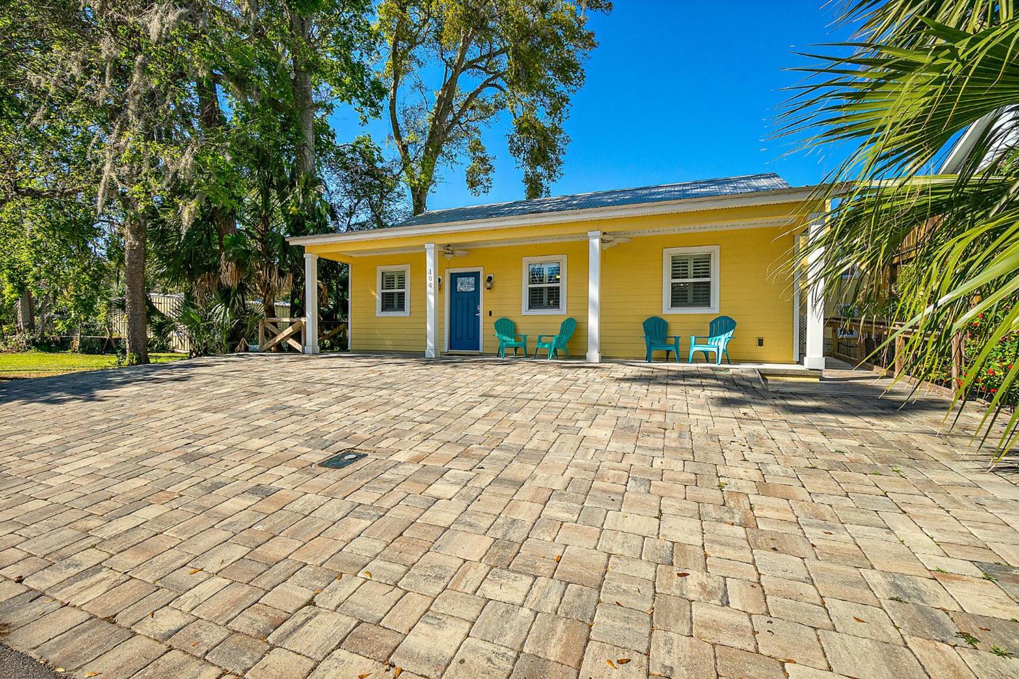 Citrus Hideaway - Steps To Center Holiday home