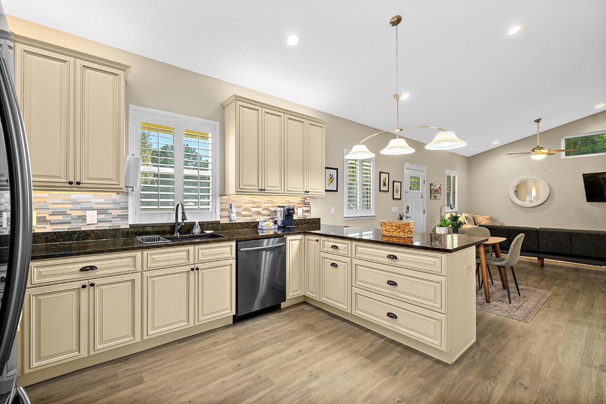 Citrus Hideaway - Steps To Center Holiday home